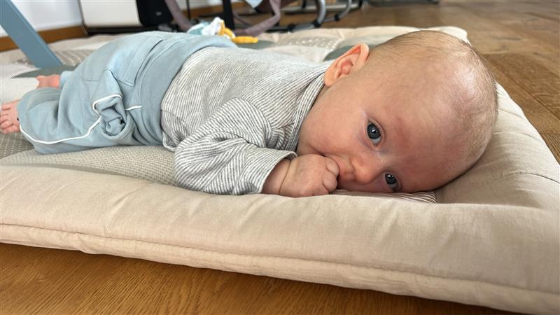 Moritz auf der Decke